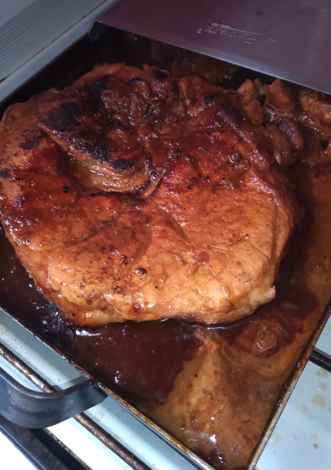 Una foto de Pernil (o chuleta) de cerdo con cerveza negra