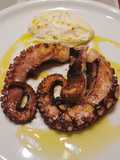Pop a la plancha amb parmentier de patata i quatre formatges