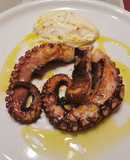 Pop a la plancha amb parmentier de patata i quatre formatges