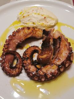 Una foto de Pop a la plancha amb parmentier de patata i quatre formatges