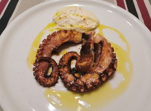 Foto principal de Pop a la plancha amb parmentier de patata i quatre formatges