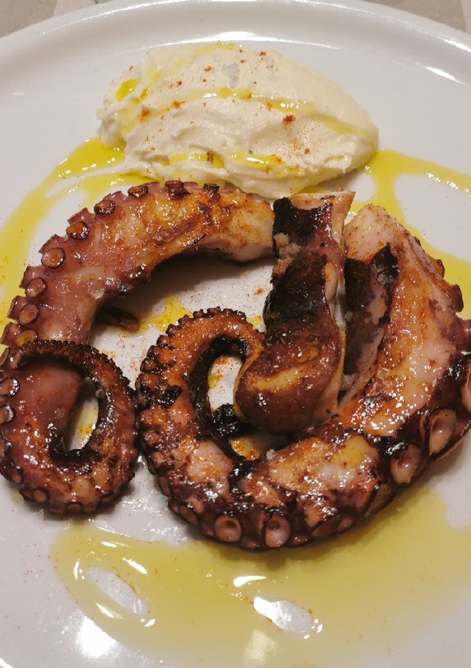 Una foto de Pop a la plancha amb parmentier de patata i quatre formatges