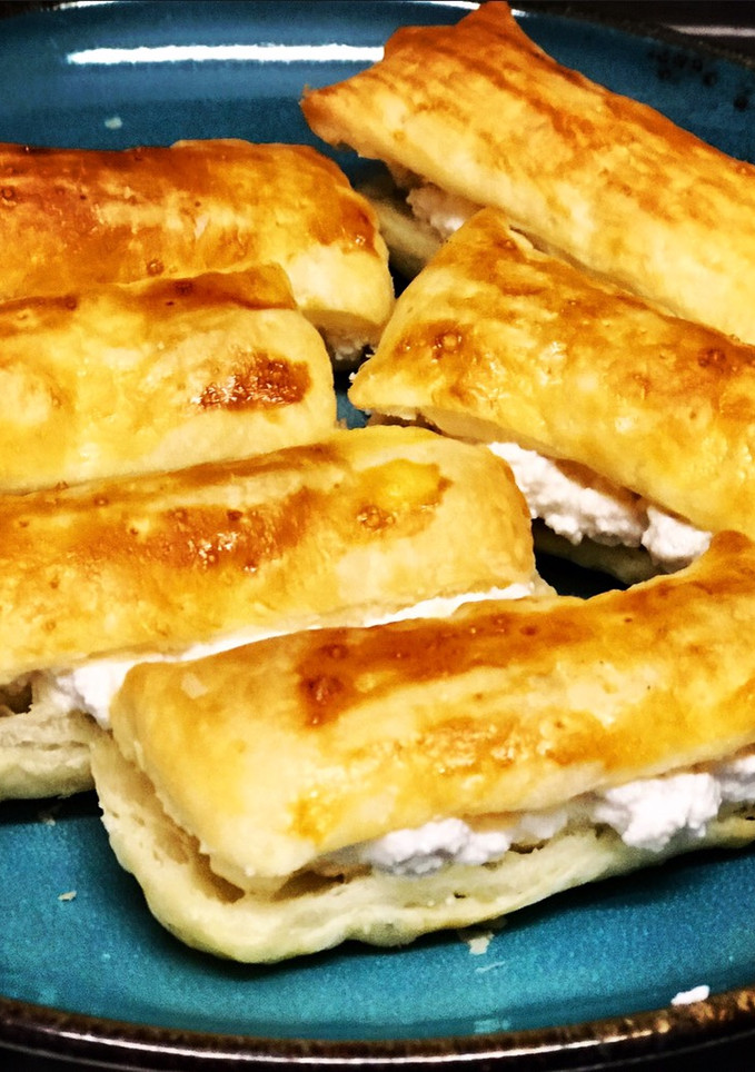 Una foto de Hojaldres mini de ricotta y trufa y de queso con anchoas