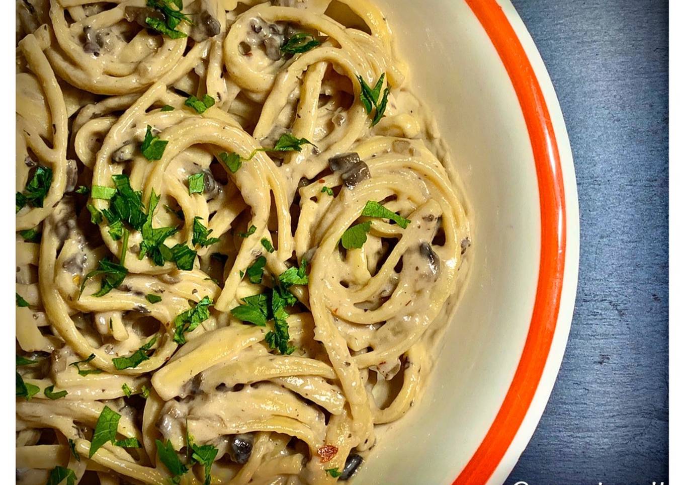 Creamy garlic and mushroom spaghetti