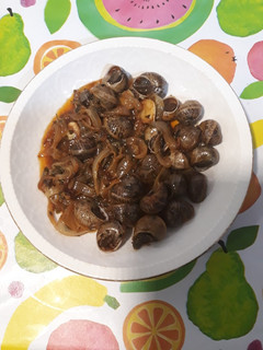 Una foto de Caracoles encebollados con ajos y pimentón. "pepitoria"