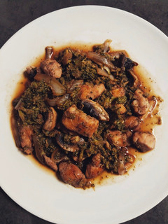 Una foto de Salteado de pollo con brócoli y champiñones