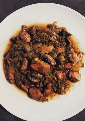 Una foto de Salteado de pollo con brócoli y champiñones