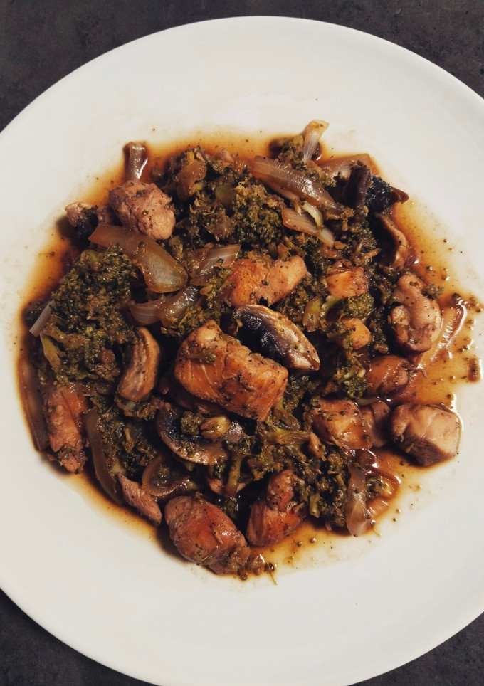 Una foto de Salteado de pollo con brócoli y champiñones