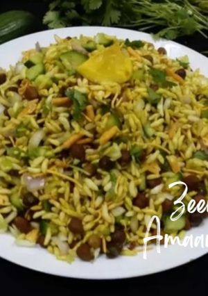 A picture of Jhal Muri (Bengali Spicy Puffed Rice).
