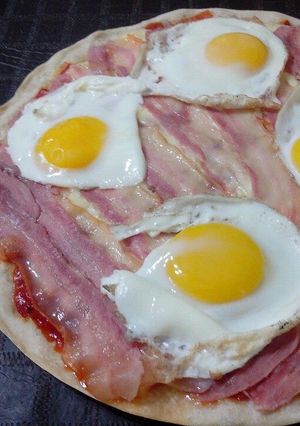 Una foto de Pizza con panceta y huevo frito
