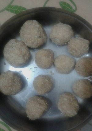 A picture of Dink /gaund laddoo.