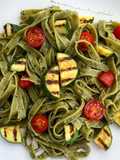 Tagliatella al pesto con calabacín y cherrys