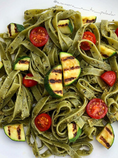 Una foto de Tagliatella al pesto con calabacín y cherrys