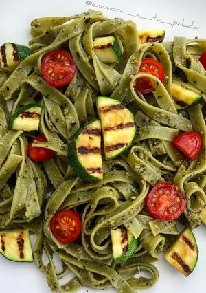 Una foto de Tagliatella al pesto con calabacín y cherrys