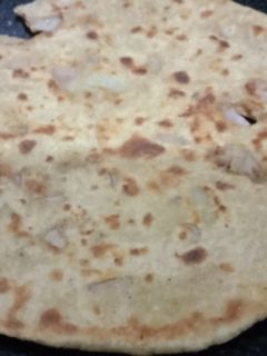 प्याज़ पराठा (Pyaz Paratha recipe in Hindi) रेसिपी मुख्य फोटो