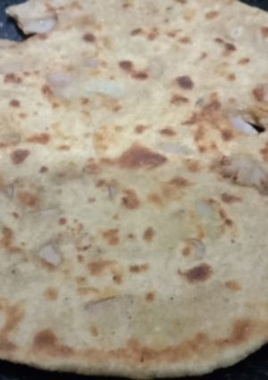प्याज़ पराठा (Pyaz Paratha recipe in Hindi) रेसिपी मुख्य फोटो