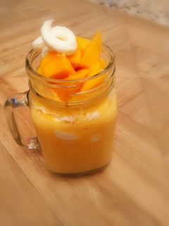 Foto resep Simple Mango Juice with wipping cream ala rethz