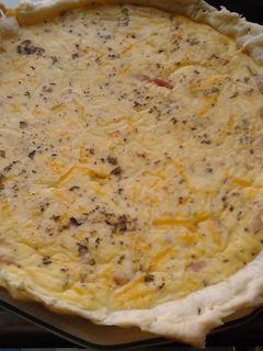 Una foto de Quiché de bacon crujiente con aceite al orégano