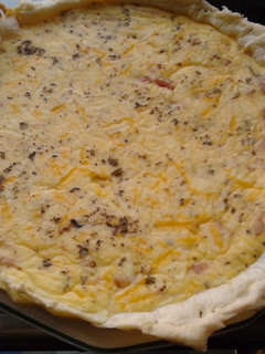 Una foto de Quiché de bacon crujiente con aceite al orégano