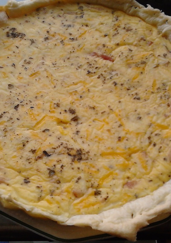 Una foto de Quiché de bacon crujiente con  aceite al orégano