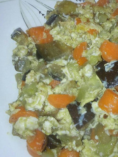 Una foto de Revuelto de huevo y verduras