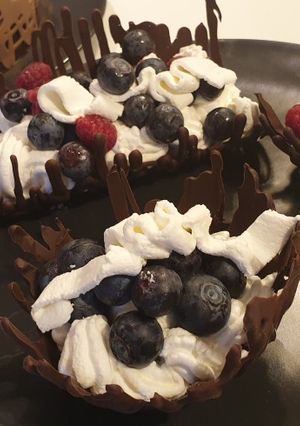 Foto di Cestini di cioccolato extra fondente con panna e frutta