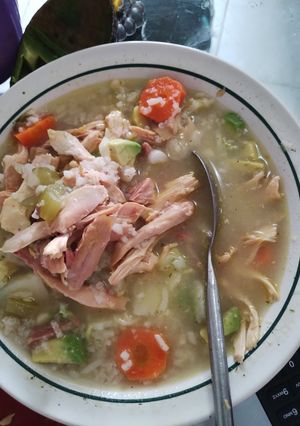 Una foto de Caldo de pollo delicioso