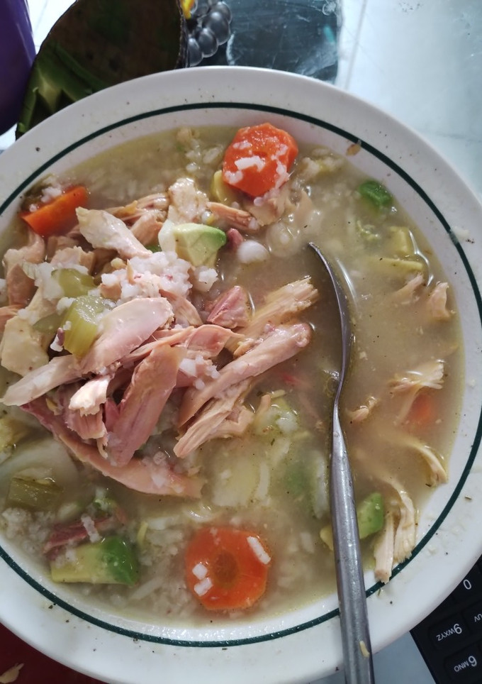 Una foto de Caldo de pollo delicioso