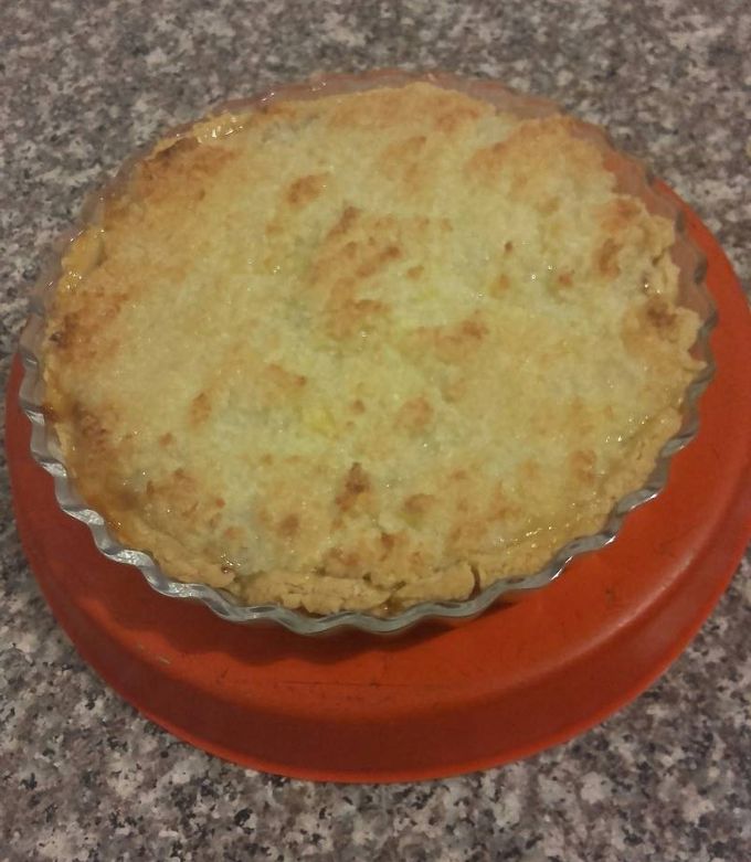 Una foto de Torta crumble de coco y dulce de leche