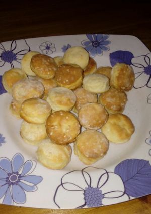 Una foto de Bizcochitos de harina leudante y queso crema !!!