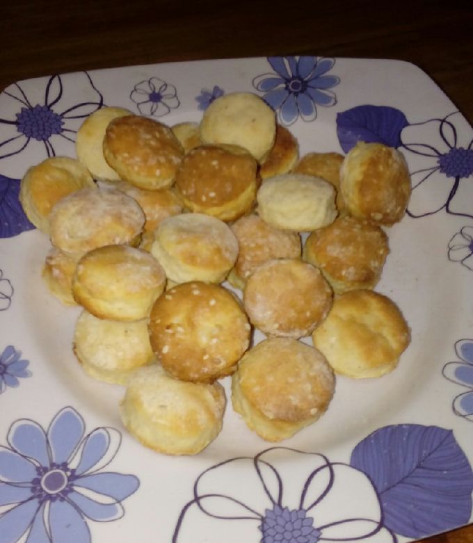 Una foto de Bizcochitos de harina leudante y queso crema !!!
