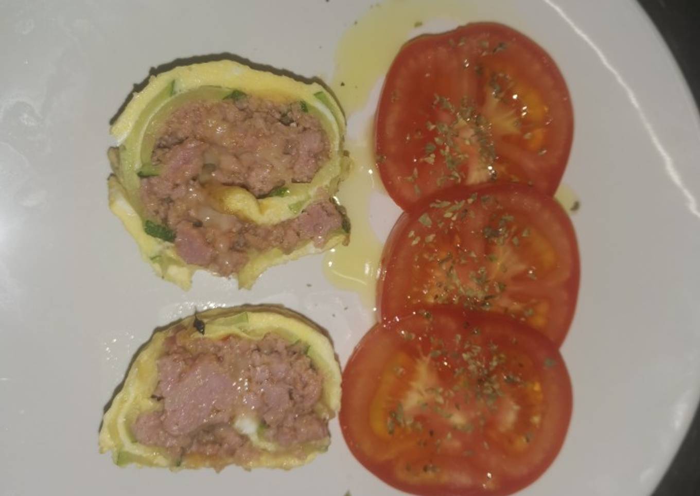 Rollo de calabacín con carne picada y queso rallado