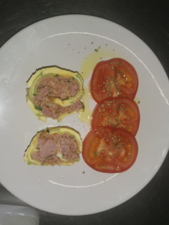 Una foto de Rollo de calabacín con carne picada y queso rallado