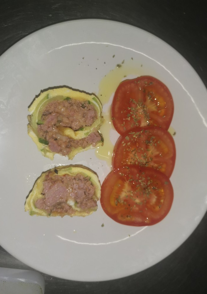 Una foto de Rollo de calabacín con carne picada y queso rallado
