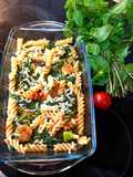 Yoghurt fusilli pasta in spinach puree