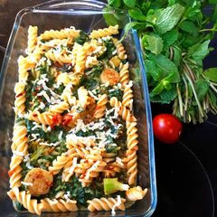 A picture of Yoghurt fusilli pasta in spinach puree.