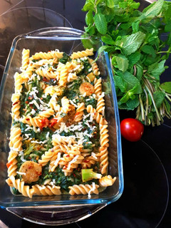 A picture of Yoghurt fusilli pasta in spinach puree.