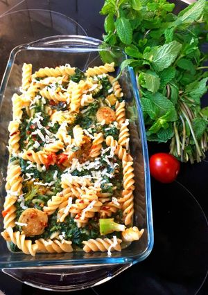 A picture of Yoghurt fusilli pasta in spinach puree.