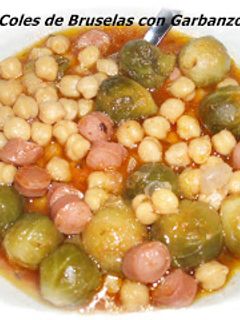 Una foto de Coles de bruselas con garbanzos