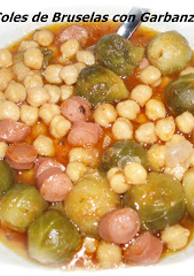 Una foto de Coles de bruselas con garbanzos