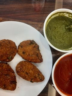 आलू पनीर ब्रेड कटलेट (aloo paneer bread cutlet recipe in Hindi) रेसिपी मुख्य फोटो