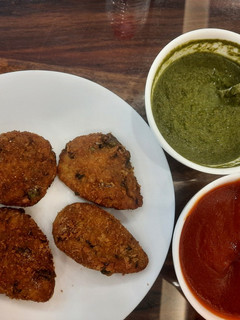 आलू पनीर ब्रेड कटलेट (aloo paneer bread cutlet recipe in Hindi) रेसिपी मुख्य फोटो
