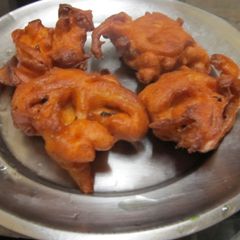 A picture of Onion Bajji.