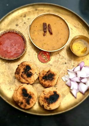 દાળબાટી (Dalbati Recipe In Gujarati) રેસીપી મુખ્ય ફોટો