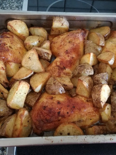 Una foto de Muslos de pollo al horno con patatas