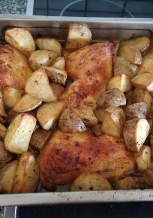 Foto principal de Muslos de pollo al horno con patatas