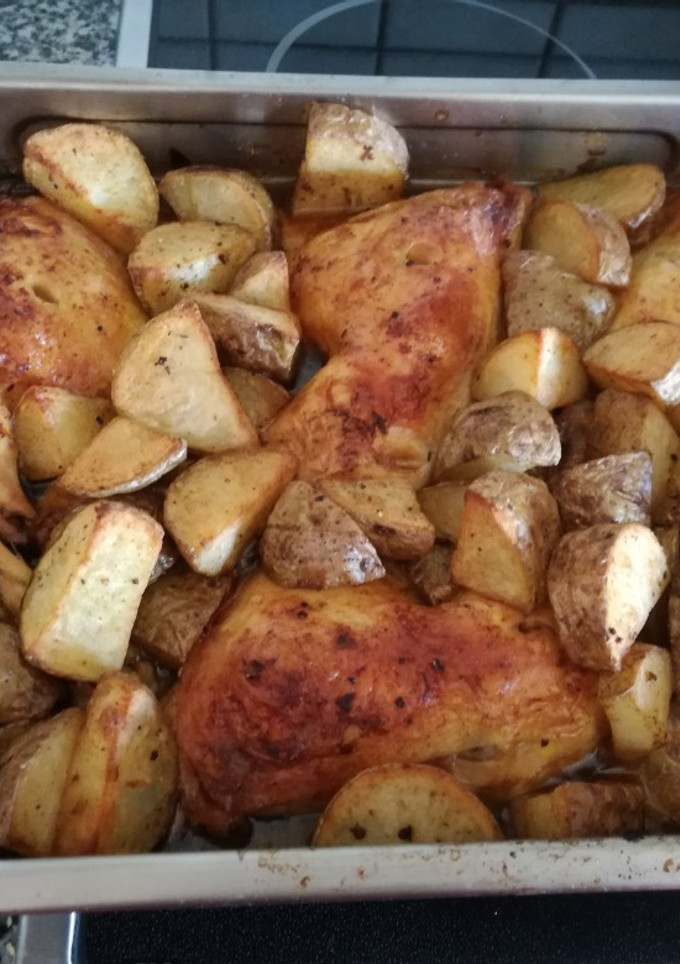 Una foto de Muslos de pollo al horno con patatas