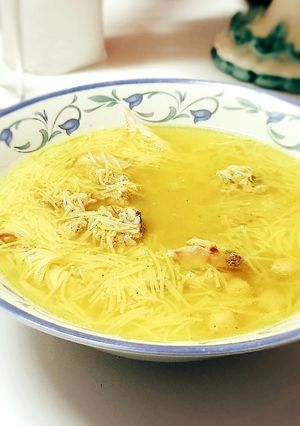 Una foto de Caldo de verduras y pollo