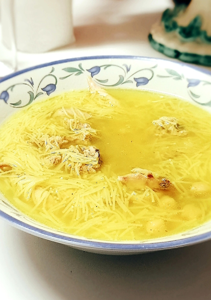 Una foto de Caldo de verduras y pollo