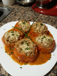 Una foto de Tomates rellenos con arroz y frutos secos